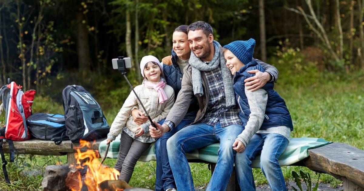 Gezin maakt selfie in het bos